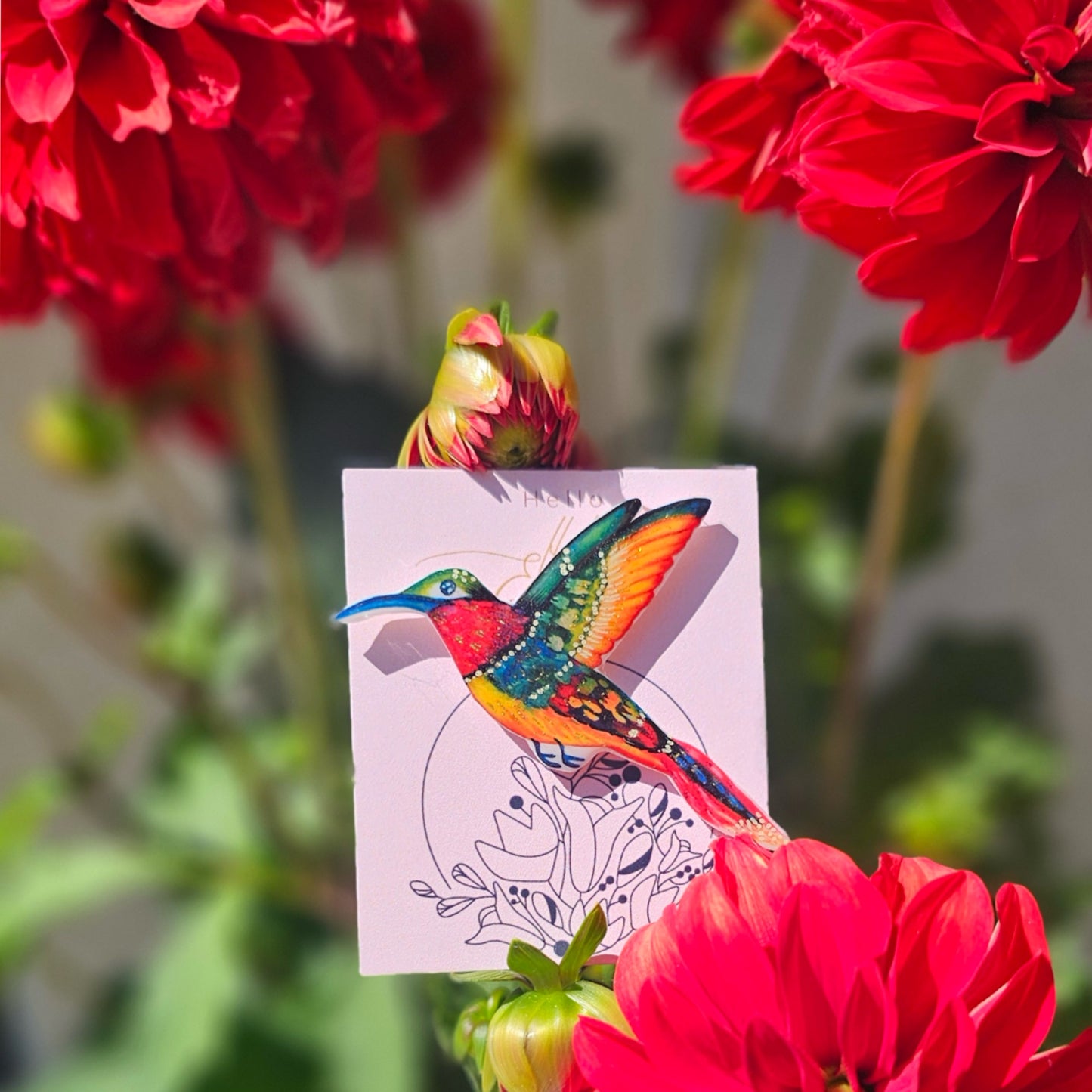 pins colibri coloré en résine sur support inox – illustration aquarelle